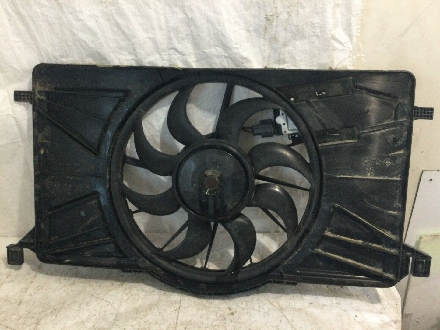 2018 Ford Focus Engine Radiator Cooling Fan Assembly BV61-8C607-KA OEM