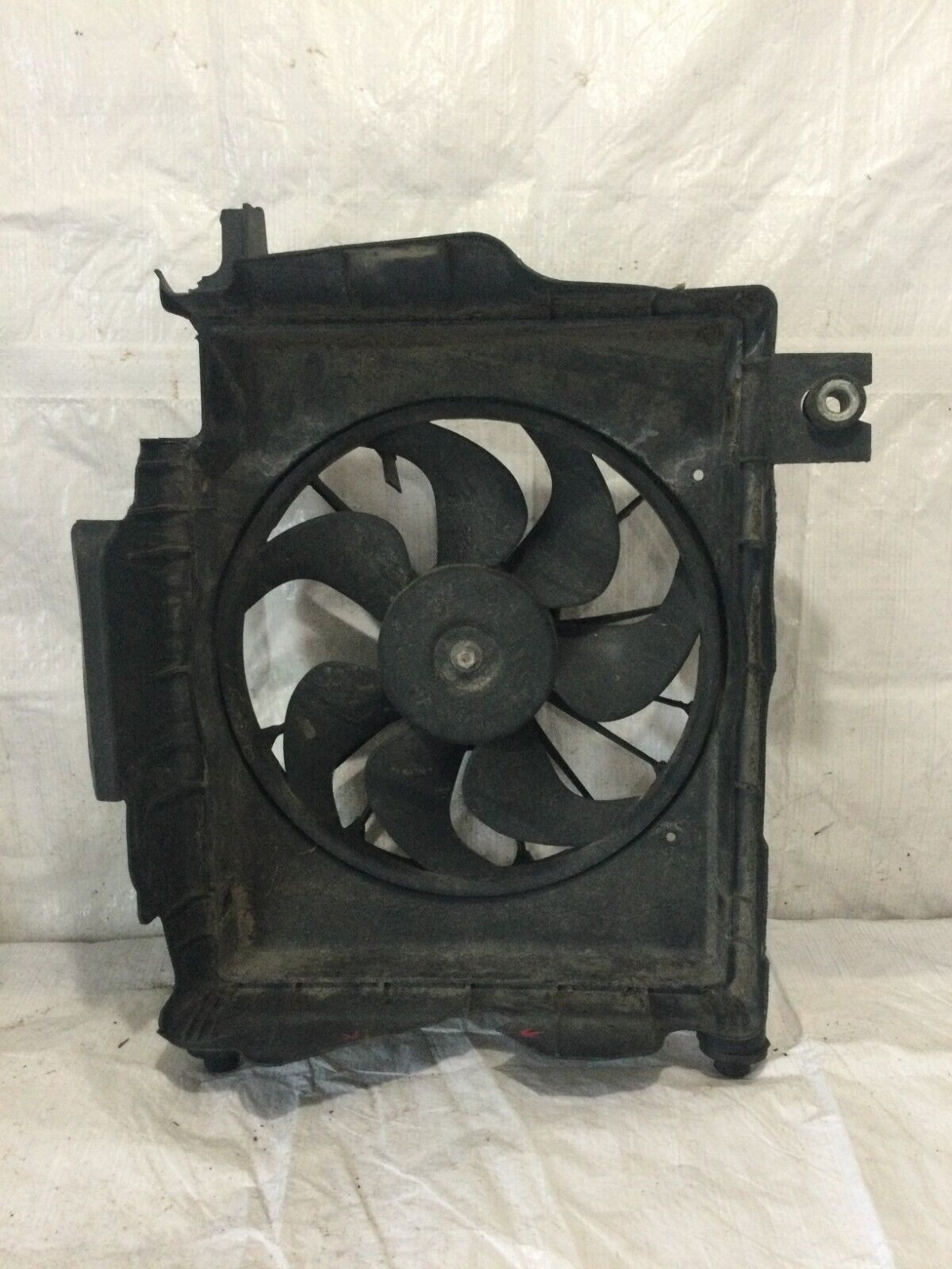 2004 Dodge Ram 1500 Cooling Fan Assembly OEM ( HAS DAMAGE )