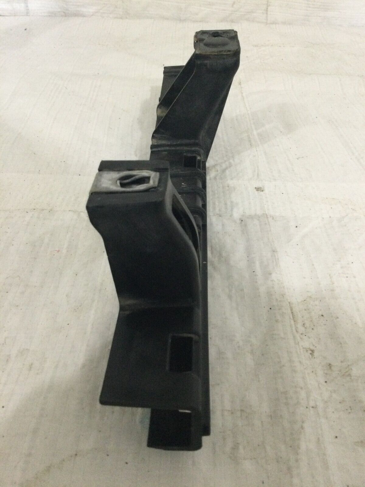 2020 Chevrolet Silverado 1500 Door Window Glass Channel Bracket Right OEM