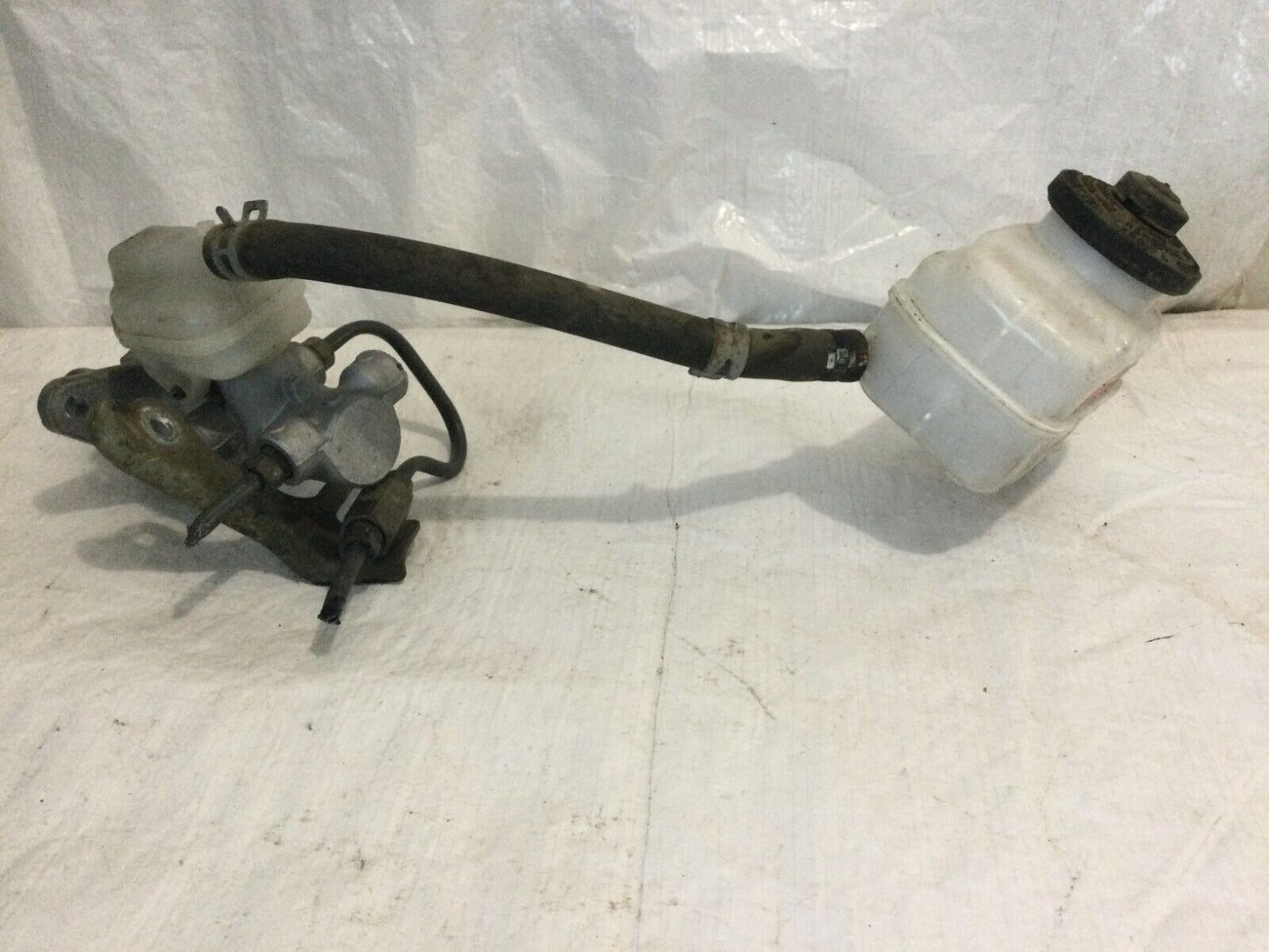 2003 Toyota Highlander Master Brake Cylinder W/ Reservoir OEM