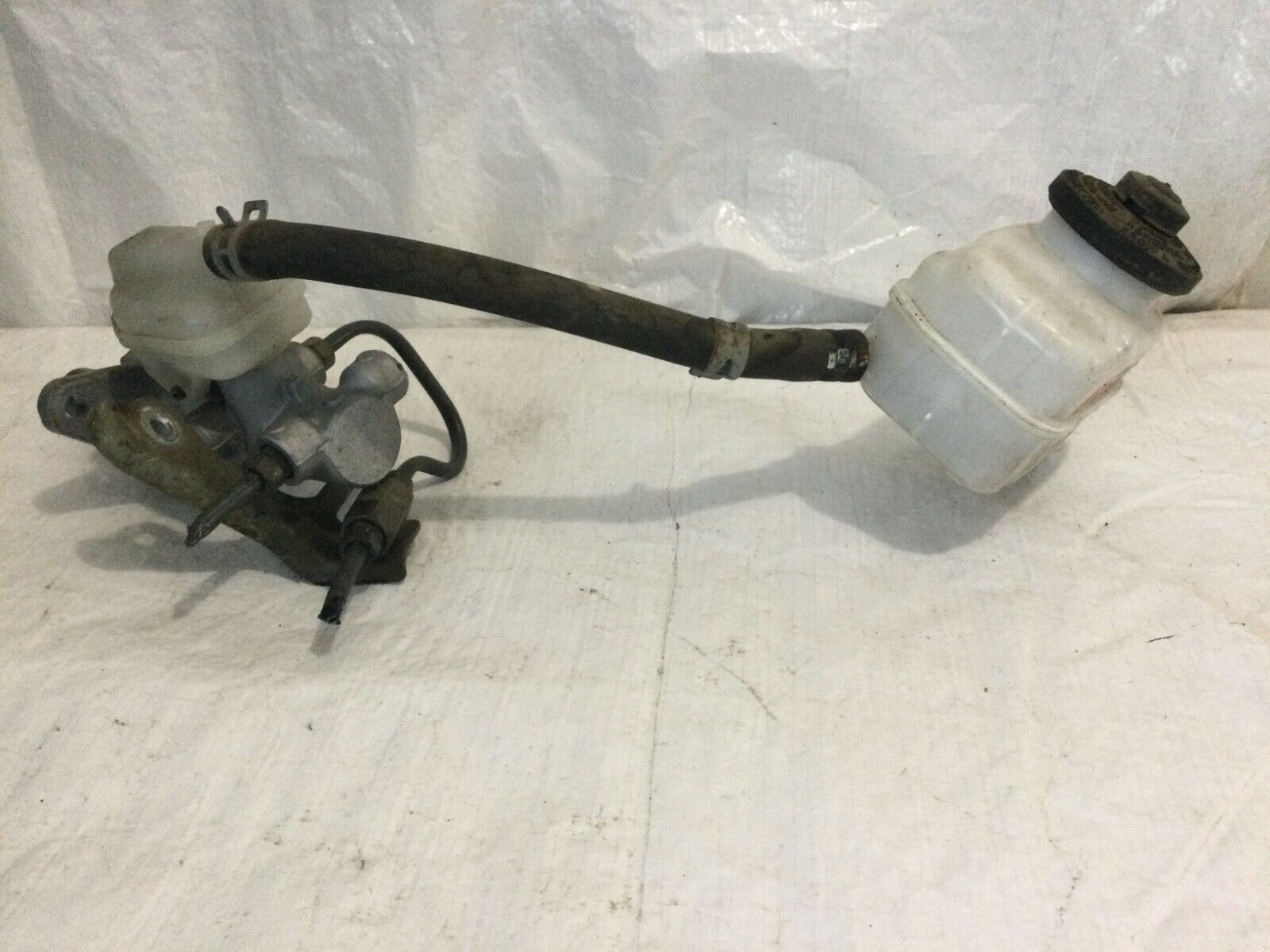 2003 Toyota Highlander Master Brake Cylinder W/ Reservoir OEM