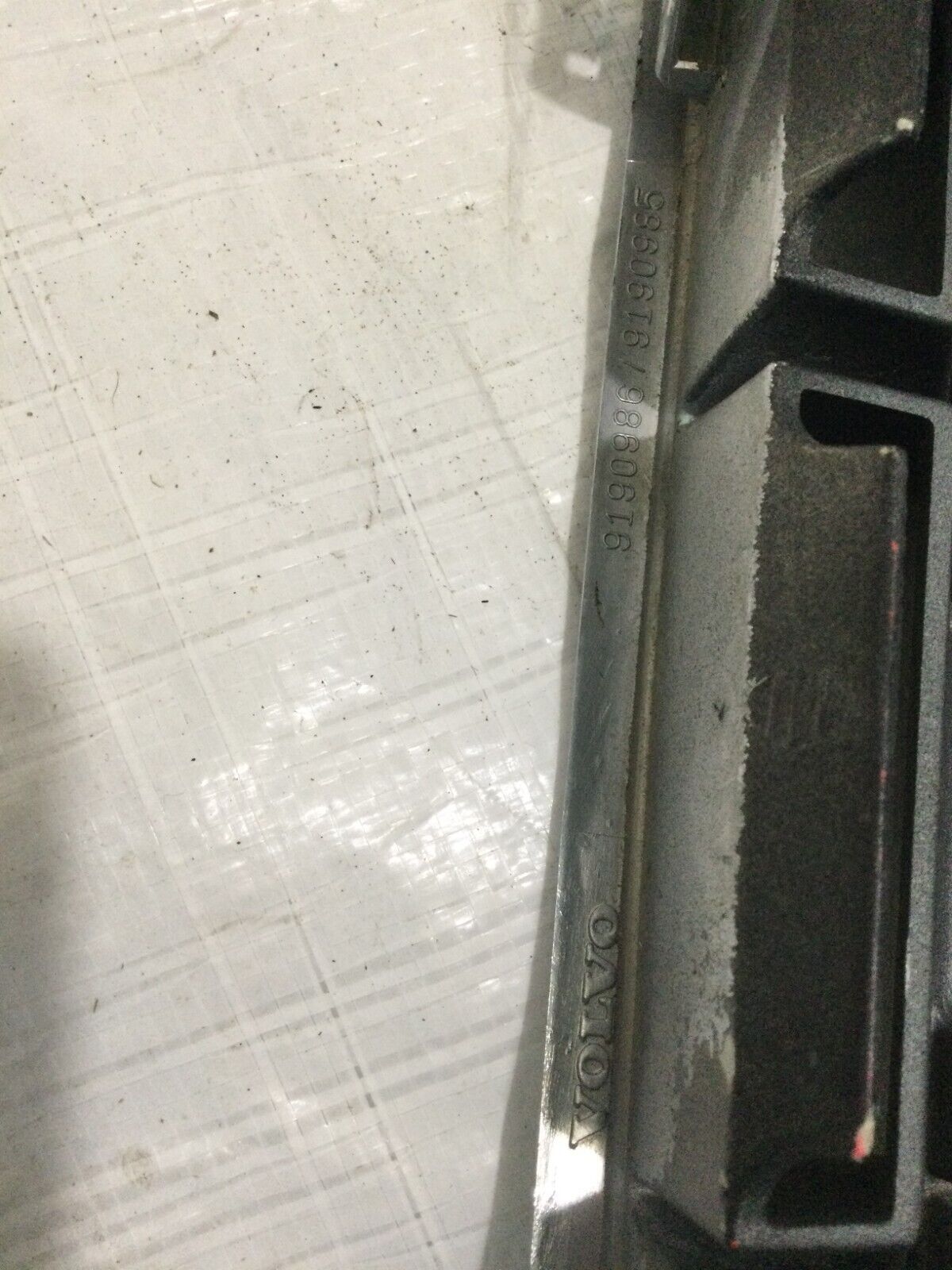 2001-2007 Volvo SW XC70 Front Bumper Upper Center Grille 9190986 9190985 OEM