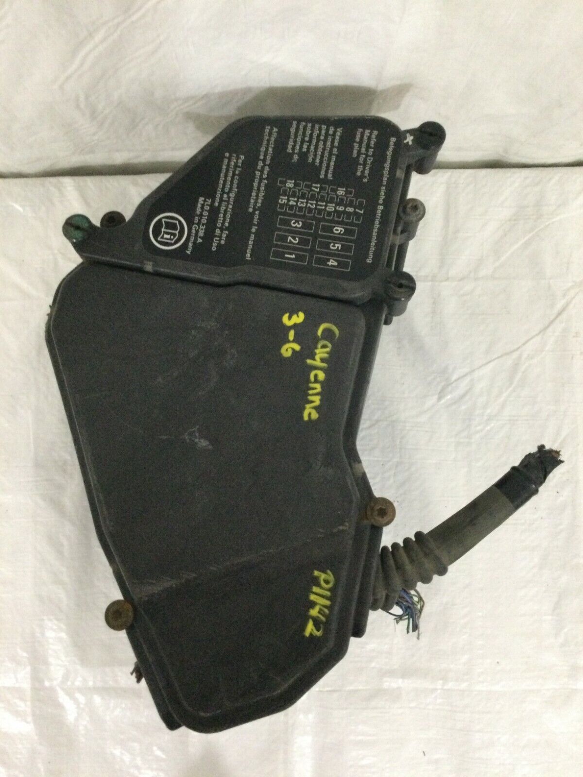 2003-2006 Porsche Cayenne Fuse box module 7L0010338A OEM