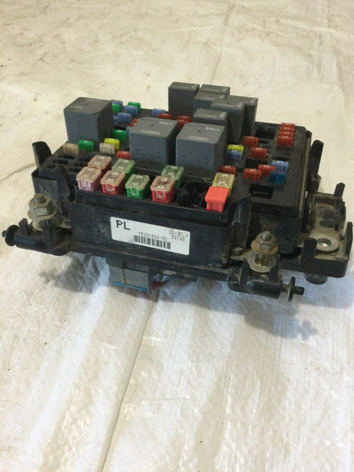 2003-2005 Chevrolet Silverado 1500 Engine Fuse Box 15201928 OEM