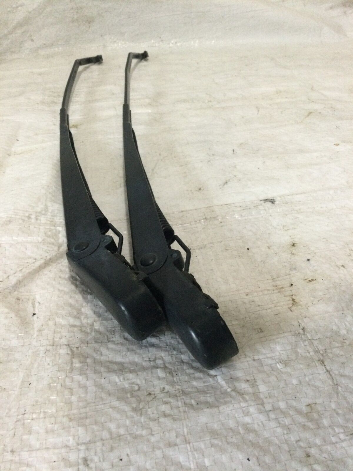 2005 Dodge Ram 1500 Front Wiper Arm Set  55077131AD  OEM