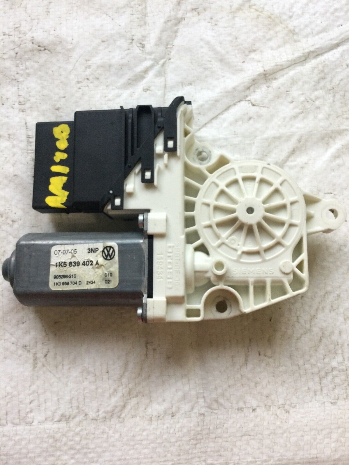 2006 Volkswagen Jetta Rear Right Power Window Motor OEM 1K5839402A