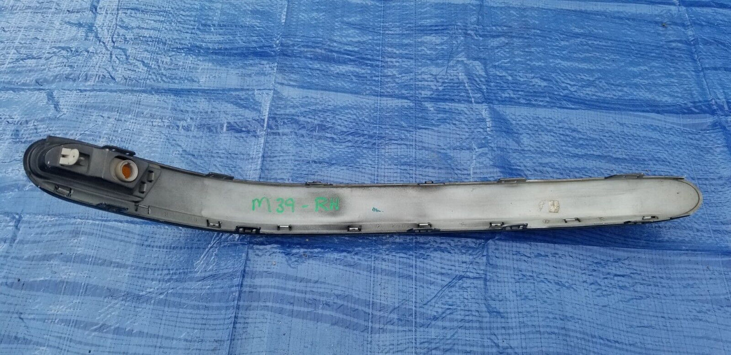 2004 Mercedes Benz S430 Right Front Turn Signal Reflector Light W/ Housing Trim