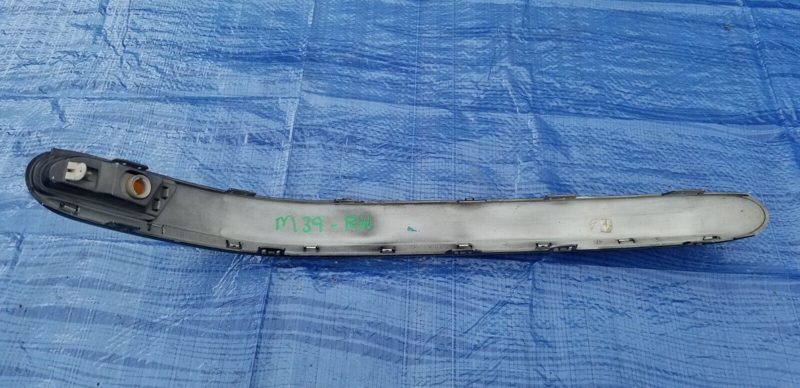 2004 Mercedes Benz S430 Right Front Turn Signal Reflector Light W/ Housing Trim