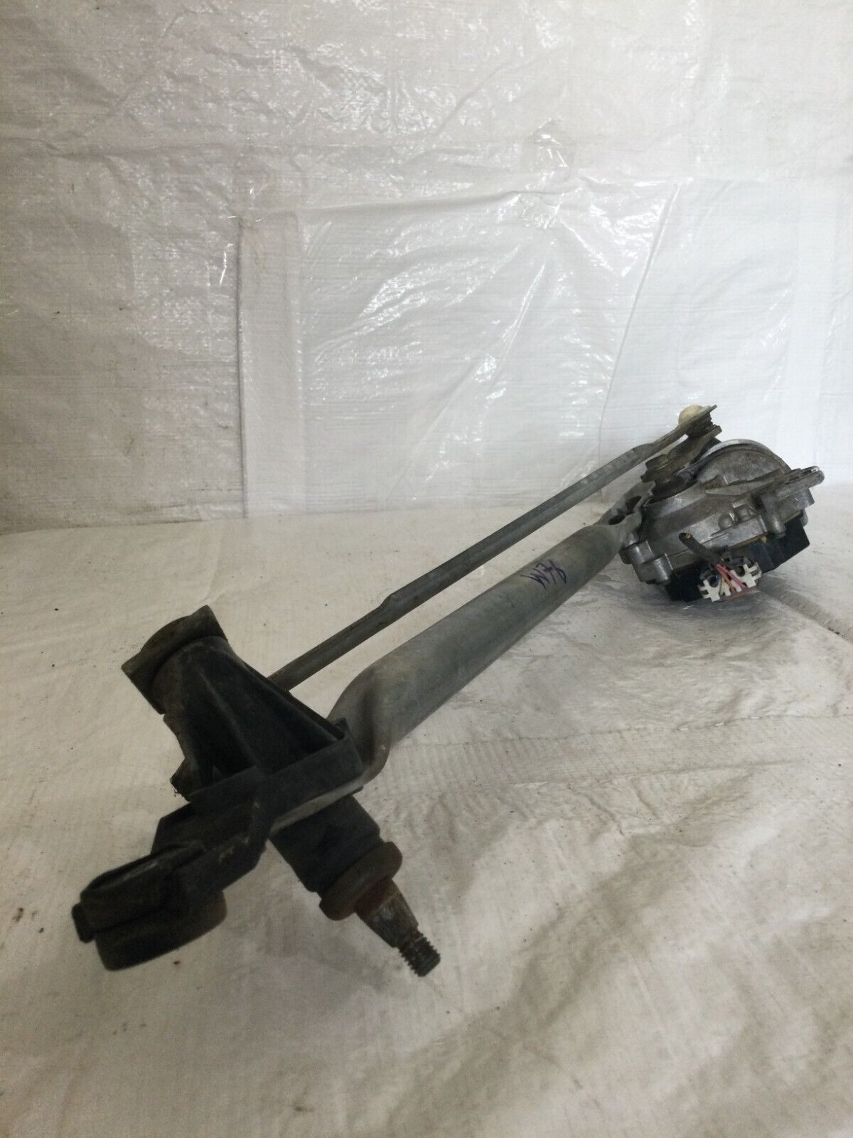 2006 GMC Yukon Windshield Wiper Motor W/ Linkage OEM 15287854