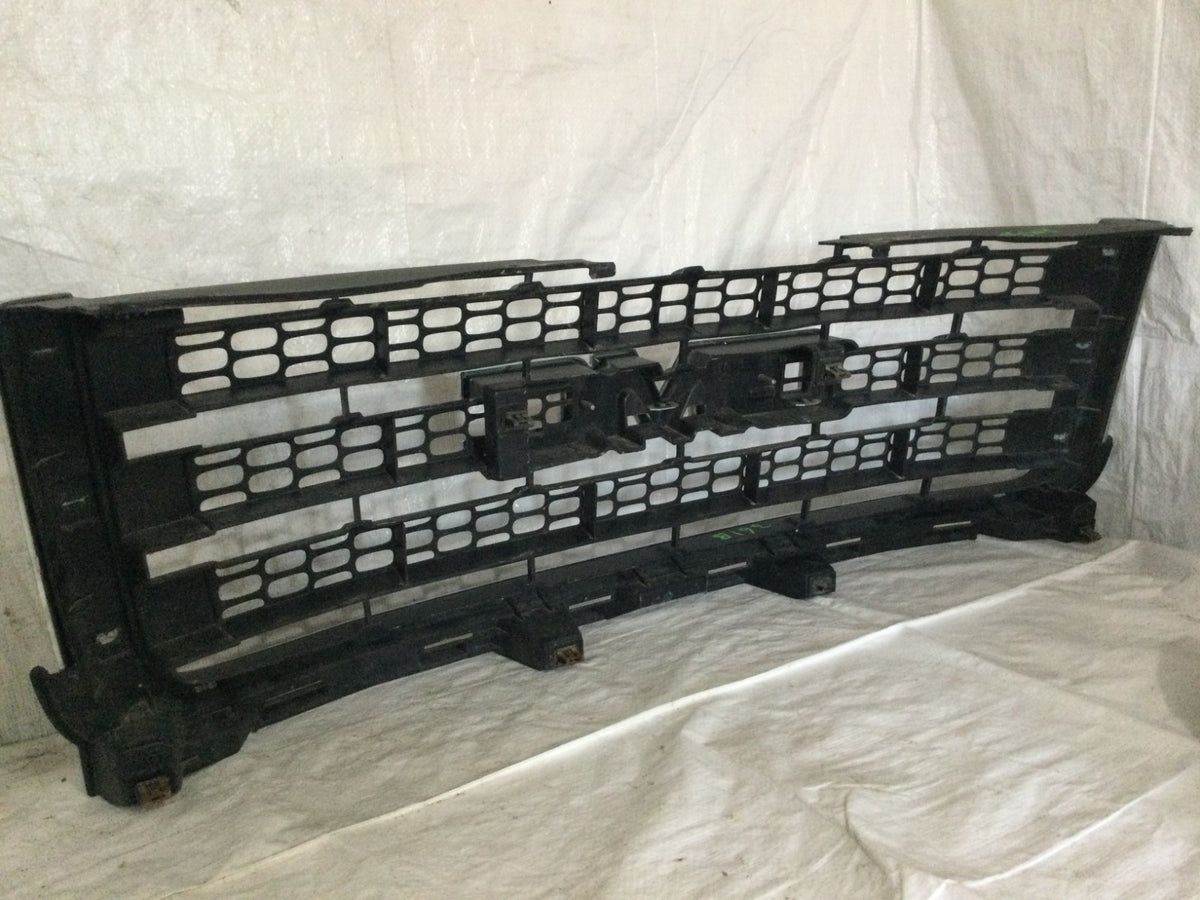 2014 GMC Sierra 2500 6.6L Grille OEM