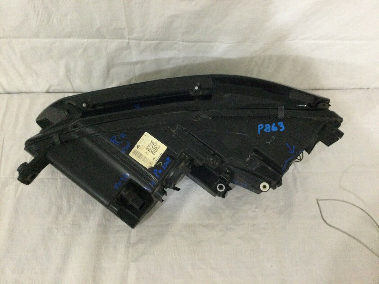2016-2019 Volkswagen Passat Halogen Headlight Right Passenger Side RH OEM