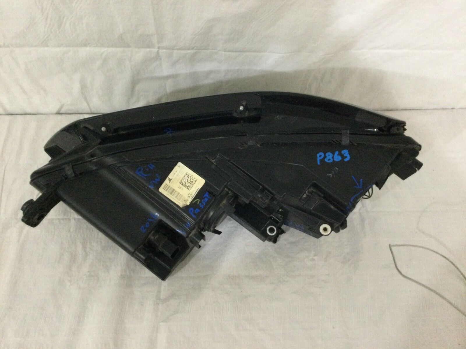 2016-2019 Volkswagen Passat Halogen Headlight Right Passenger Side RH OEM