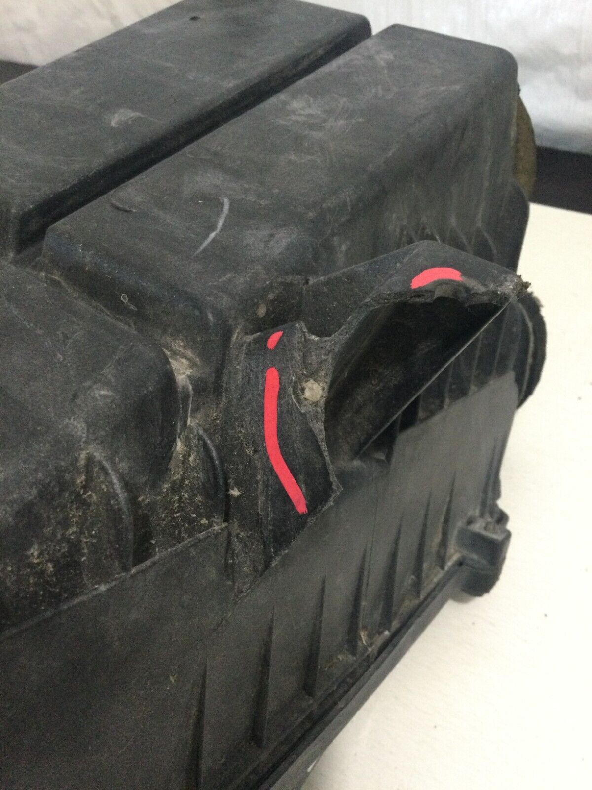 2005 Chevrolet Silverado 1500 Air Filter Box OEM ( DAMAGE MARKED )