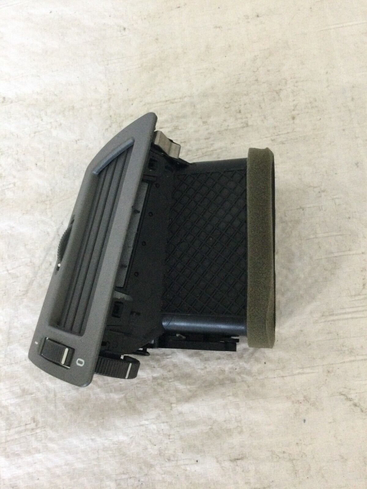  2004 BMW 745i E65/E66 Left Driver Dash Air Vent OEM 8223333 LH