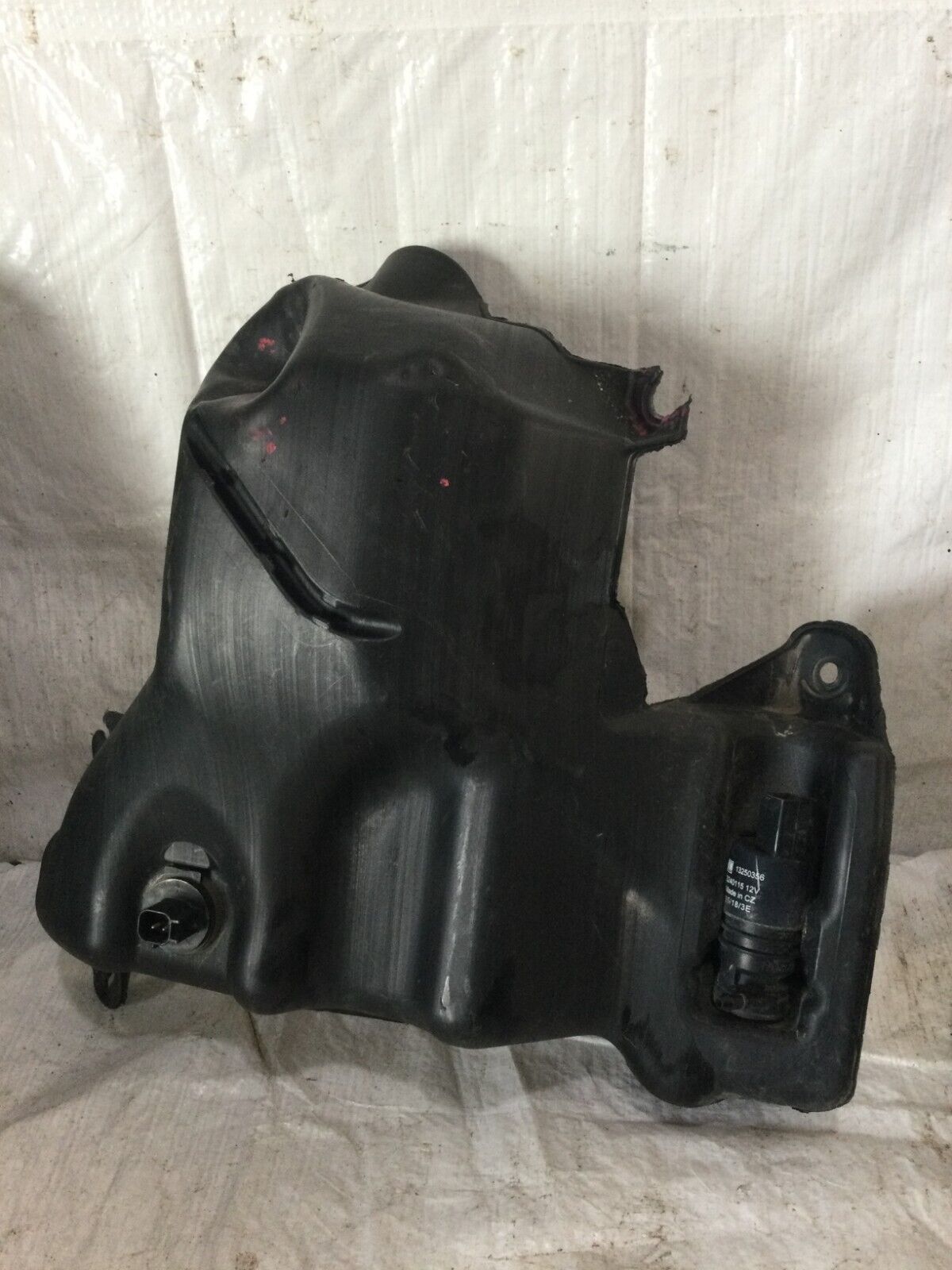 2017 Buick Regal Windshield Washer Reservoir Bottle OEM 13480309 ( DAMAGE TAB )