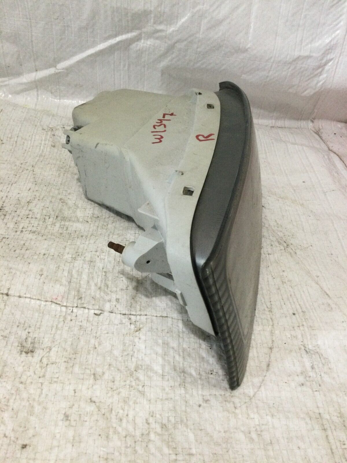 2005 Toyota Sienna Right Passenger Fog Light Lamp OEM ( Chip Mark shown )