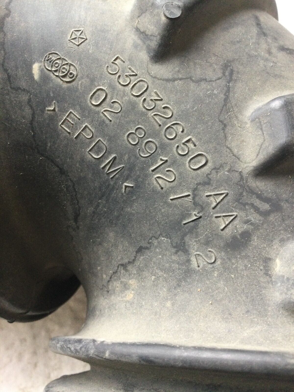 2003-2004 Dodge Ram 1500 Air Cleaner Duct Hose 53032650AA OEM