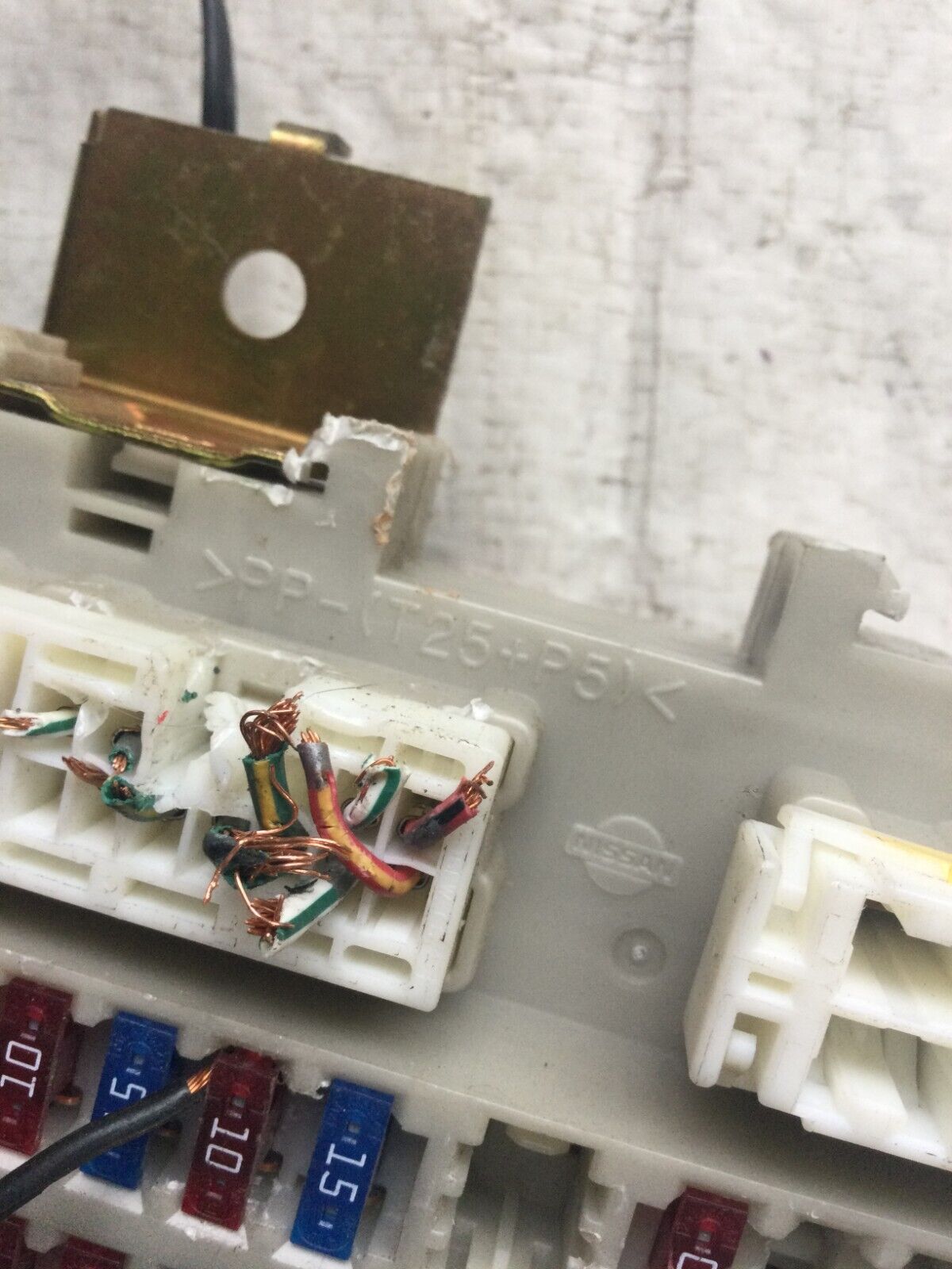 2005 Nissan Xterra Cabin Fuse Box OEM