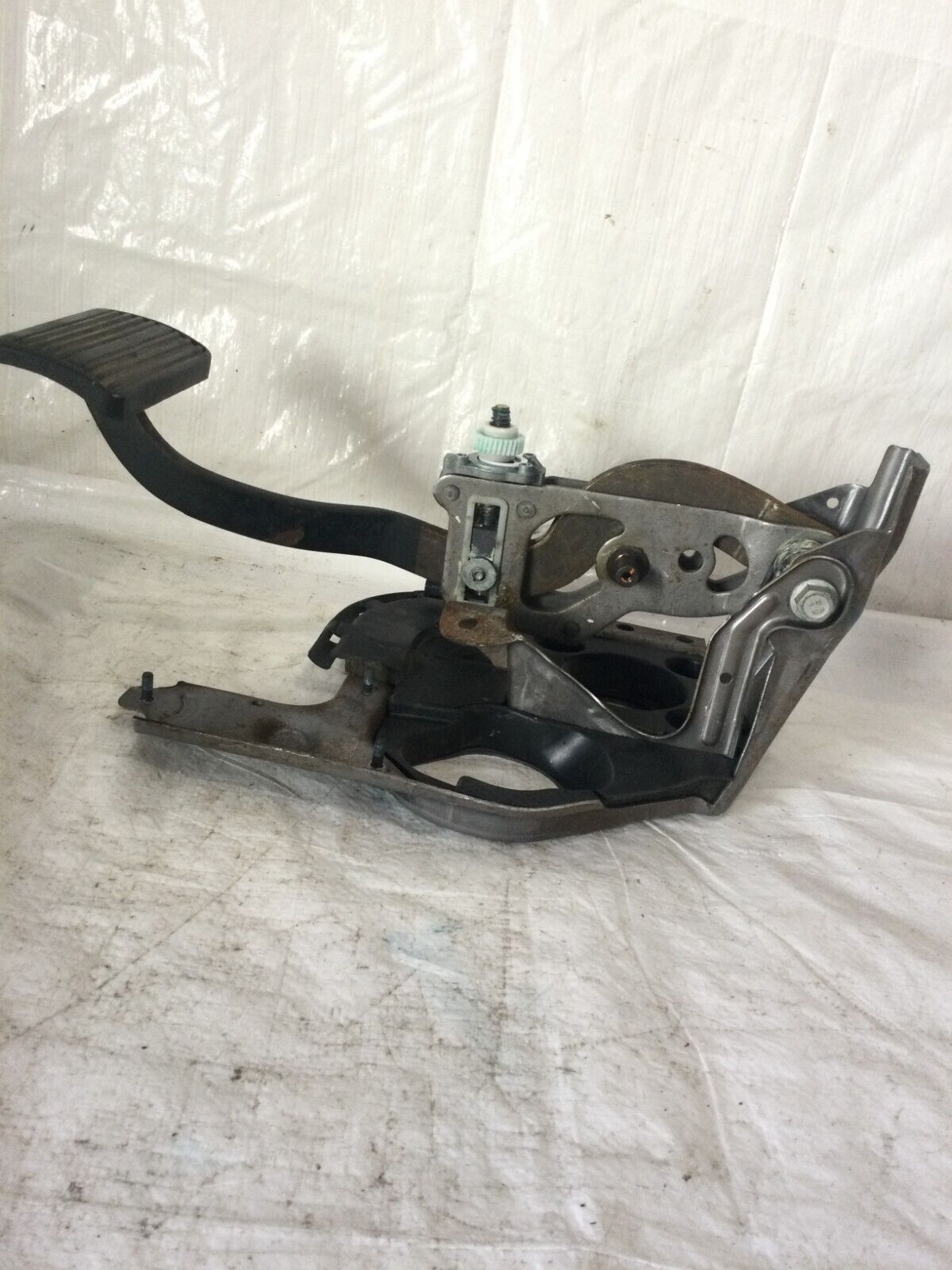 2007-2011 Cadillac Escalade ESV Brake Pedal OEM