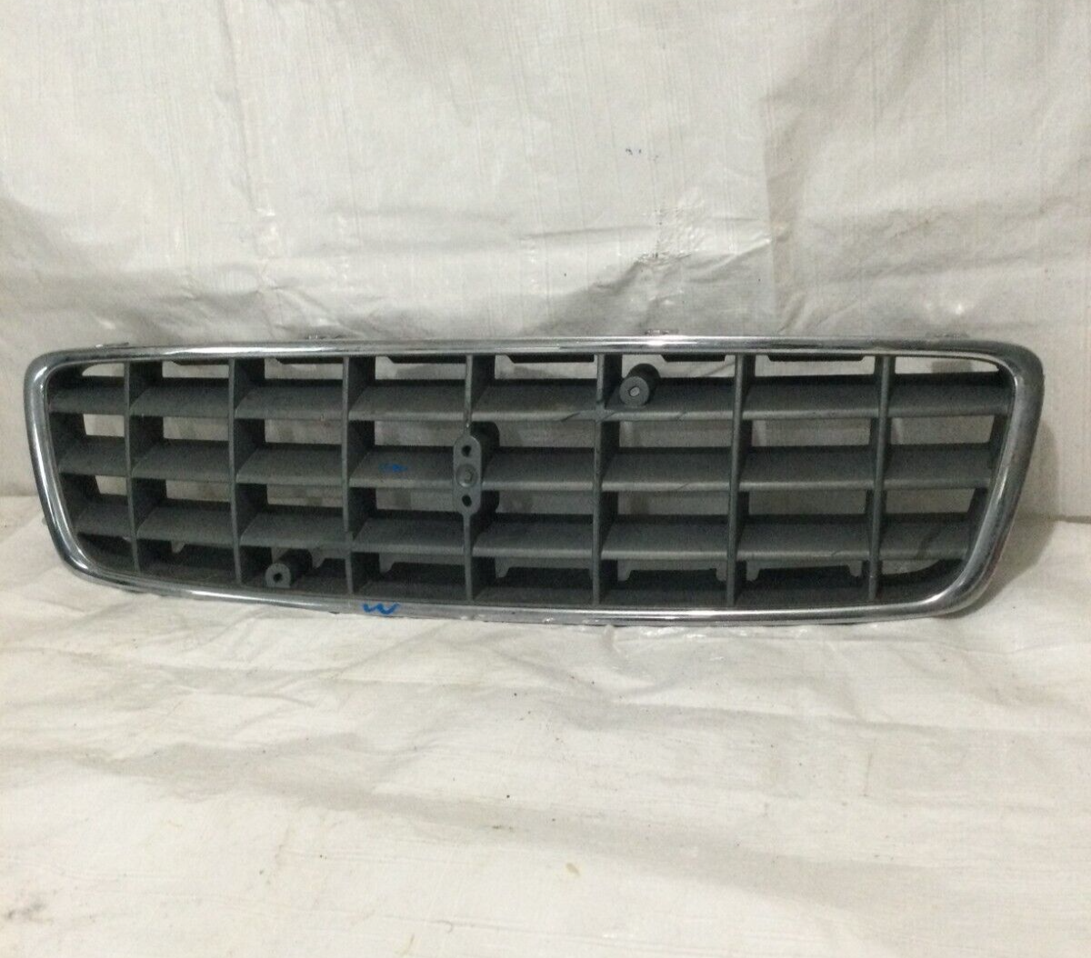 2001-2007 Volvo SW XC70 Front Bumper Upper Center Grille 9190986 9190985 OEM
