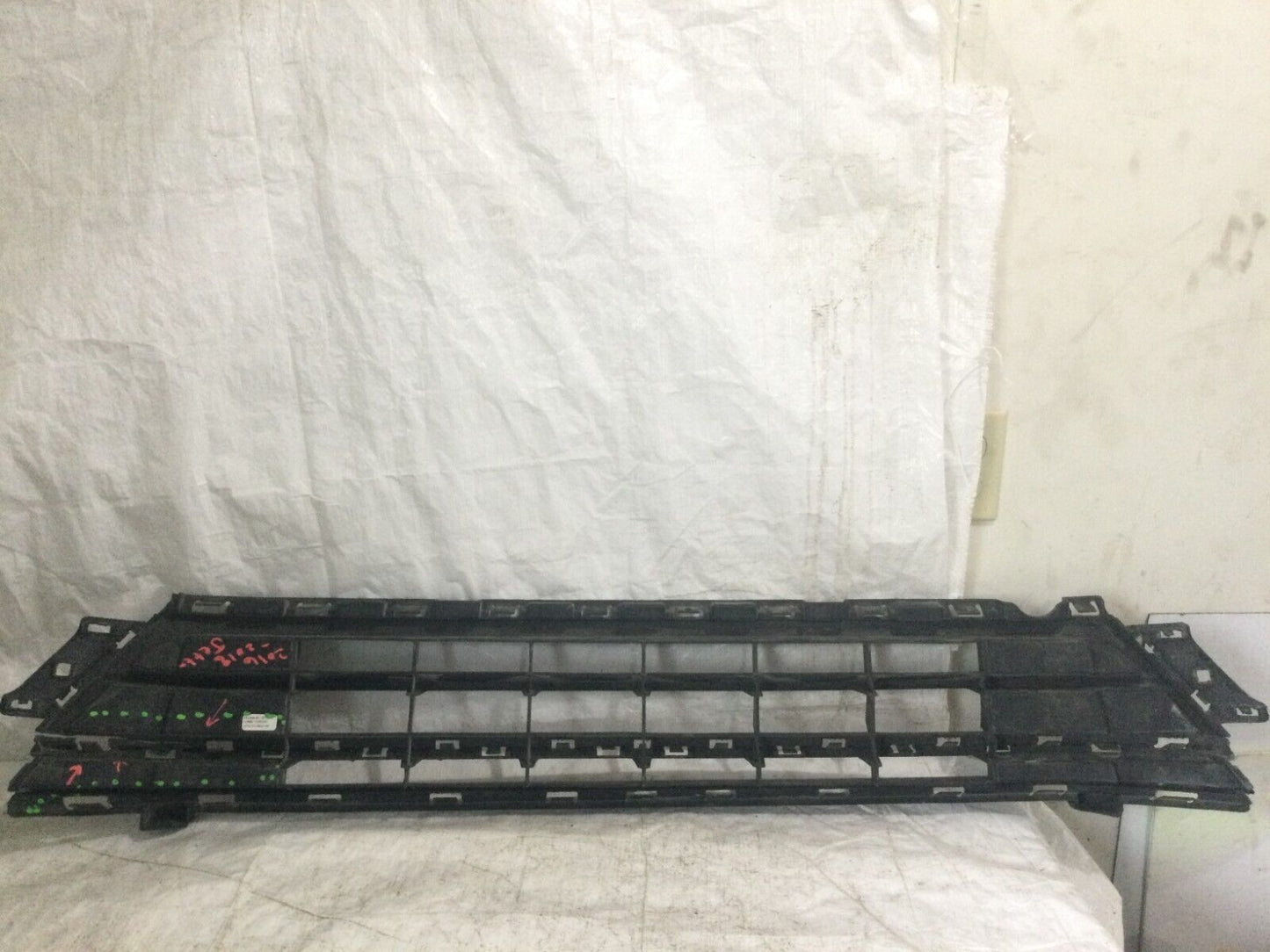 2016 Volkswagen Jetta GLI Grille Grill OEM ( Damage is Marked 2nd Pic )