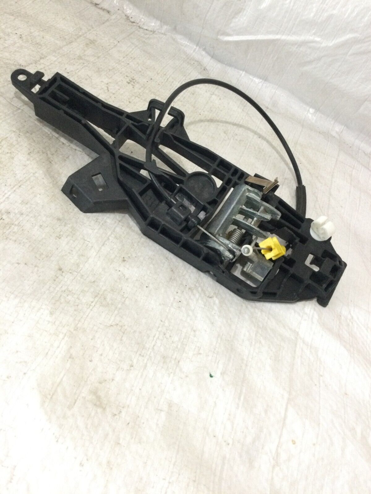 2005 Chevrolet Silverado 1500 Front Passenger Side Exterior Door Handle Bracket