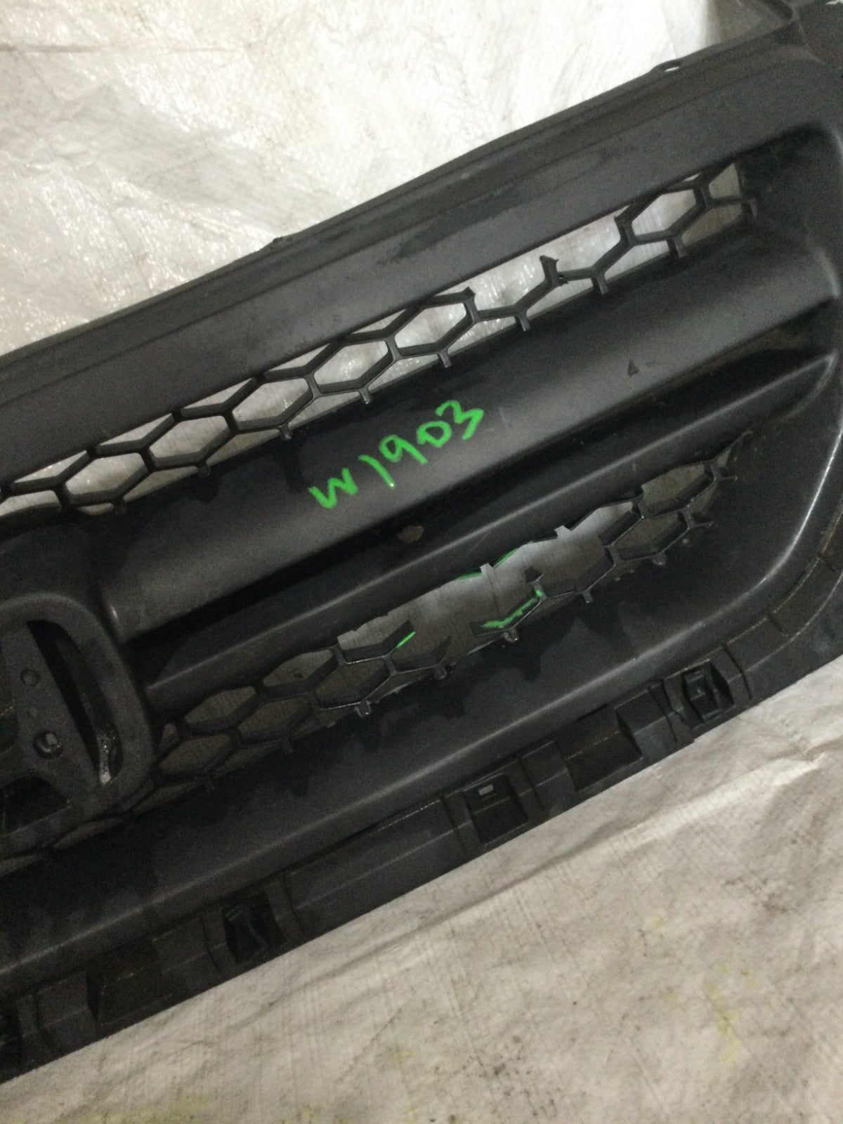 2003-2005 Honda Pilot Grille OEM MARKED LITTLE DAMAGE