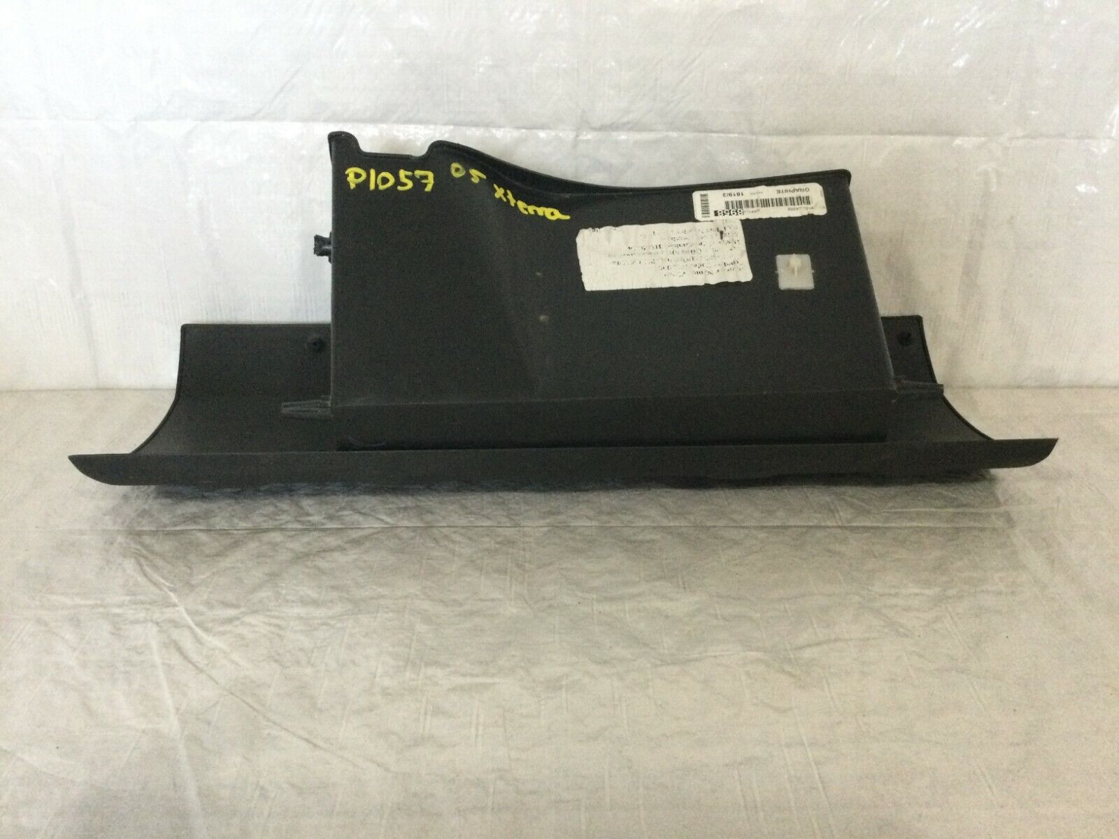 2005-2006 Nissan Frontier Xterra Glove Box 68500-EA000 OEM