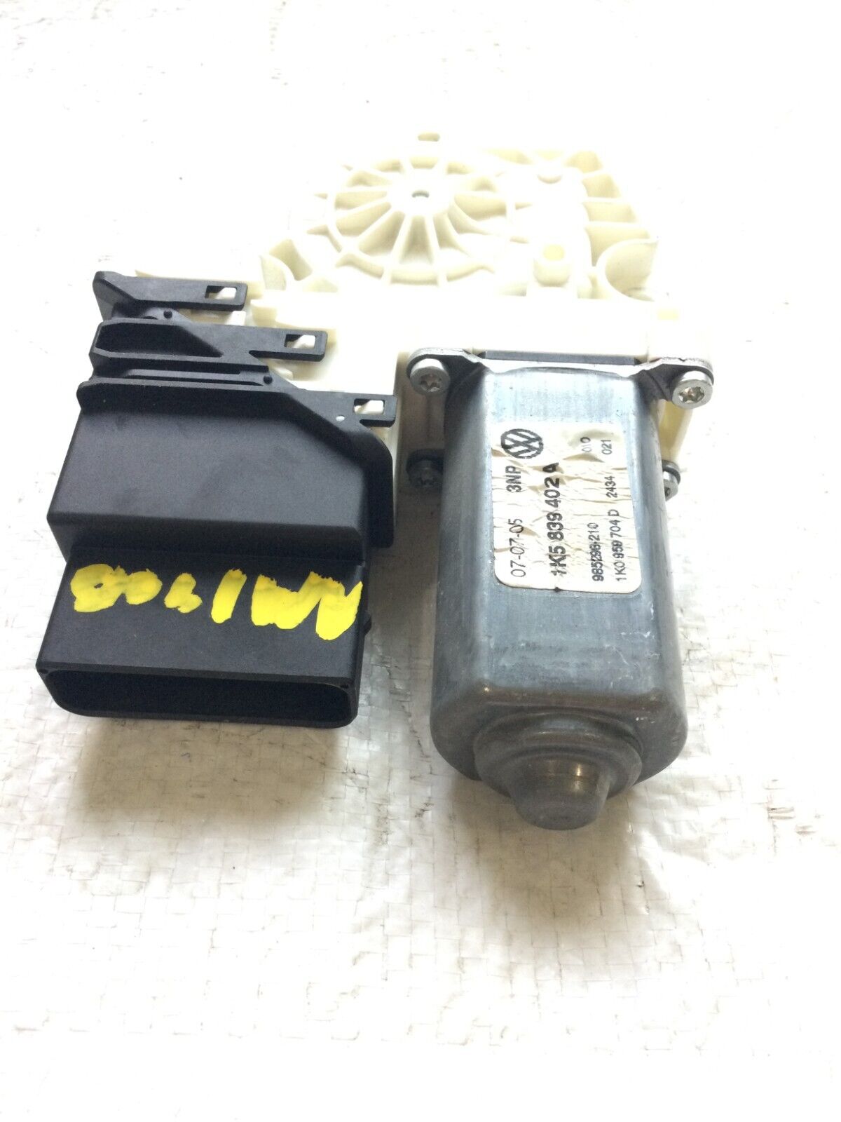 2006 Volkswagen Jetta Rear Right Power Window Motor OEM 1K5839402A
