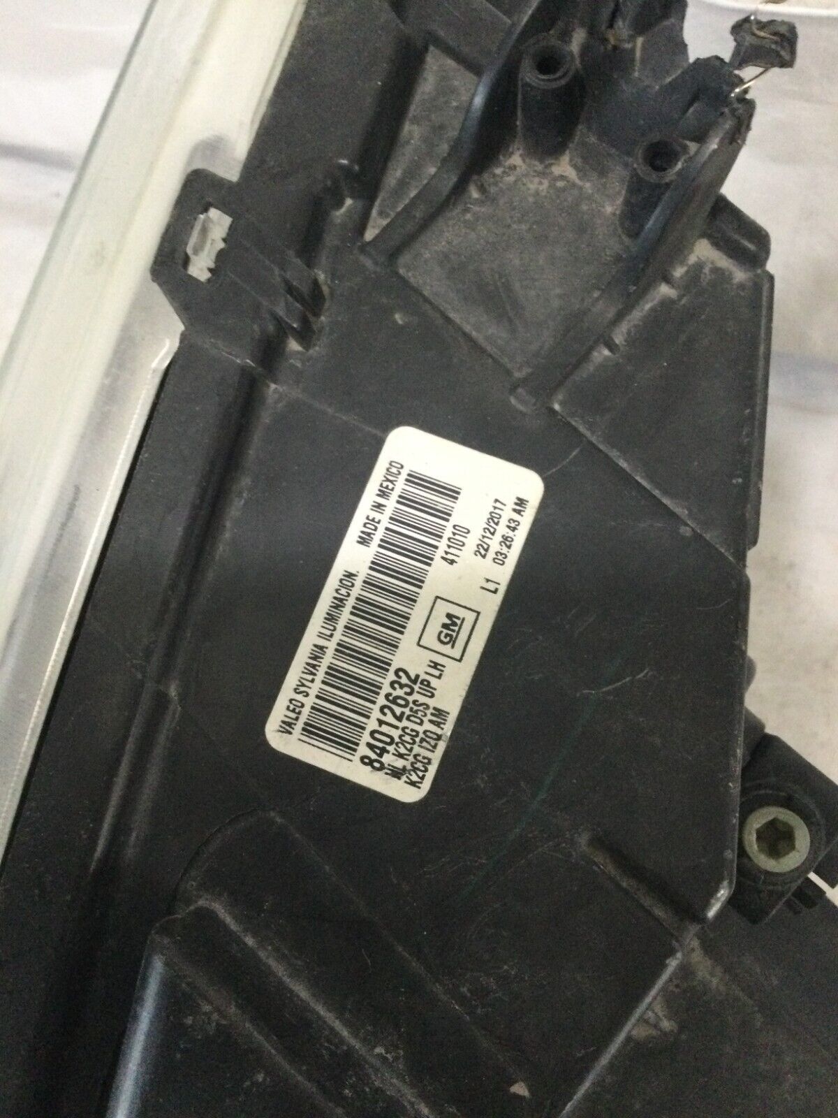 2017 GMC SIERRA 2500 3500 Left Headlight OEM 84012632 ( DAMAGED )