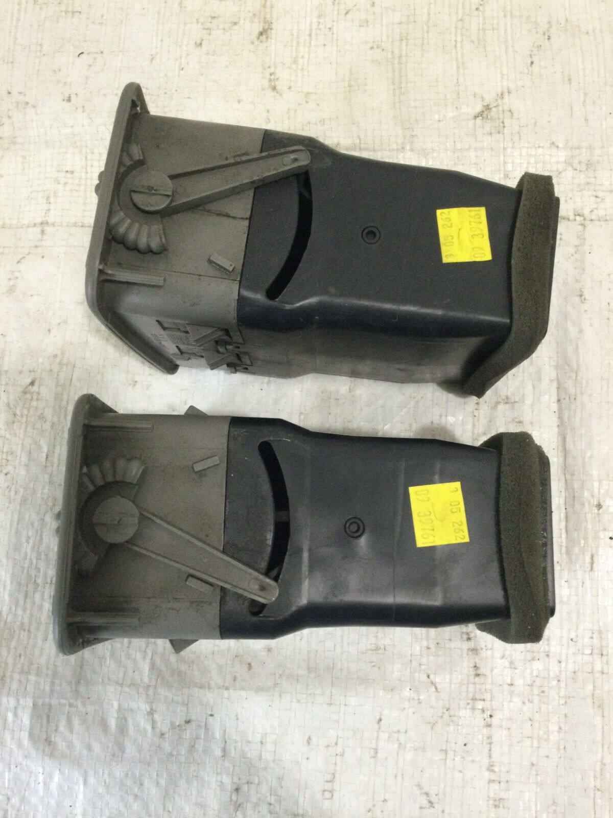 2006 GMC Sierra 2500HD Center Dash Vent LH RH OEM