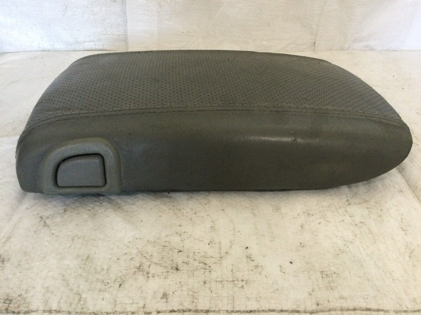2003-2006 Cadillac Escalade EXT Center Cosnole Arm Rest LID OEM