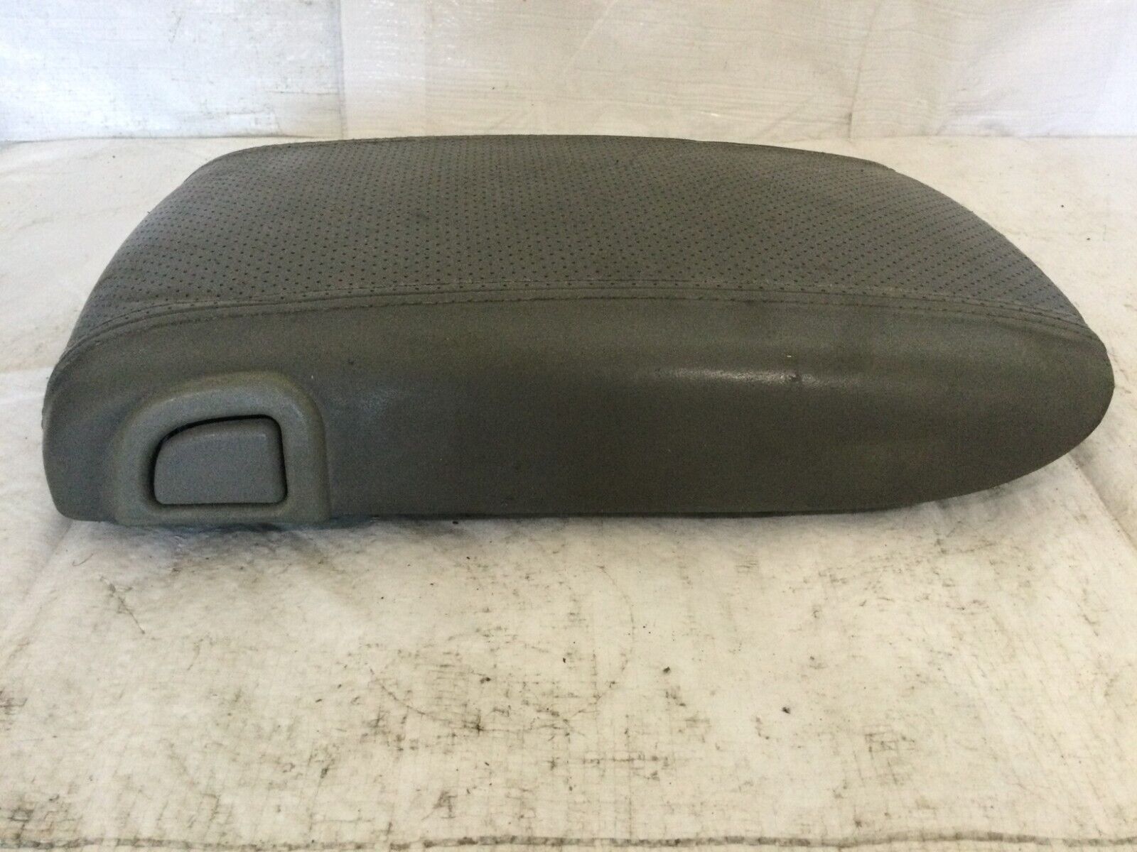 2003-2006 Cadillac Escalade EXT Center Cosnole Arm Rest LID OEM