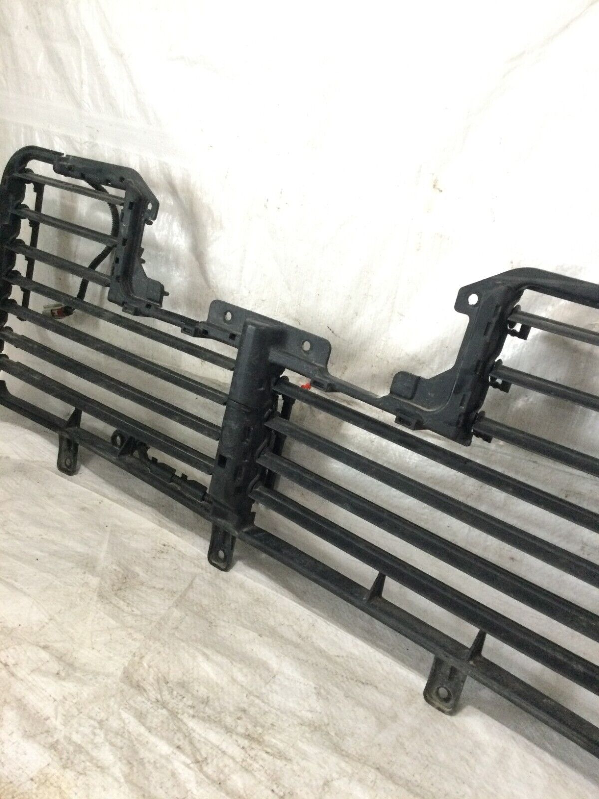2017-2018 GMC Sierra 1500 Air Shutter Radiator Grille OEM 