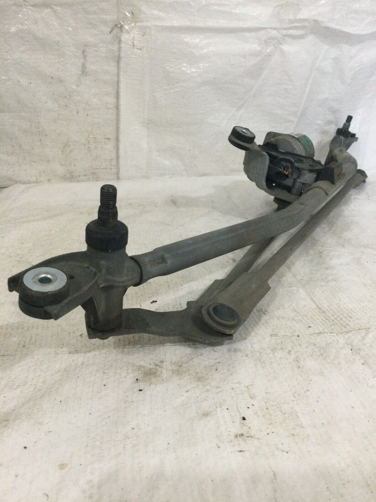 2007 GMC Yukon Front Windshield Wiper Motor W/ Linkage OEM
