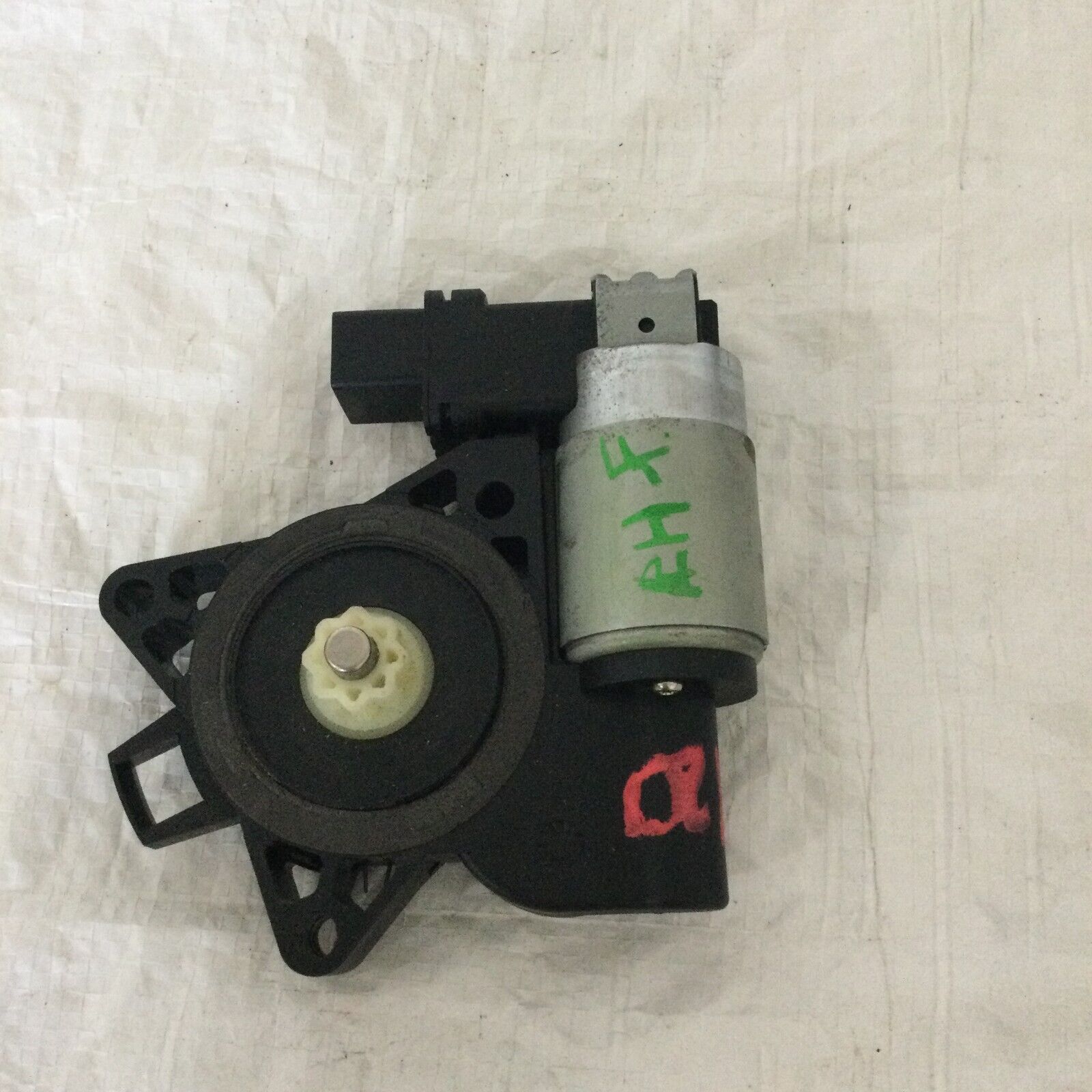 2004-2005 Mazda 6 Hatch Back Front Right Power Window Motor OEM GJ6A 5858X