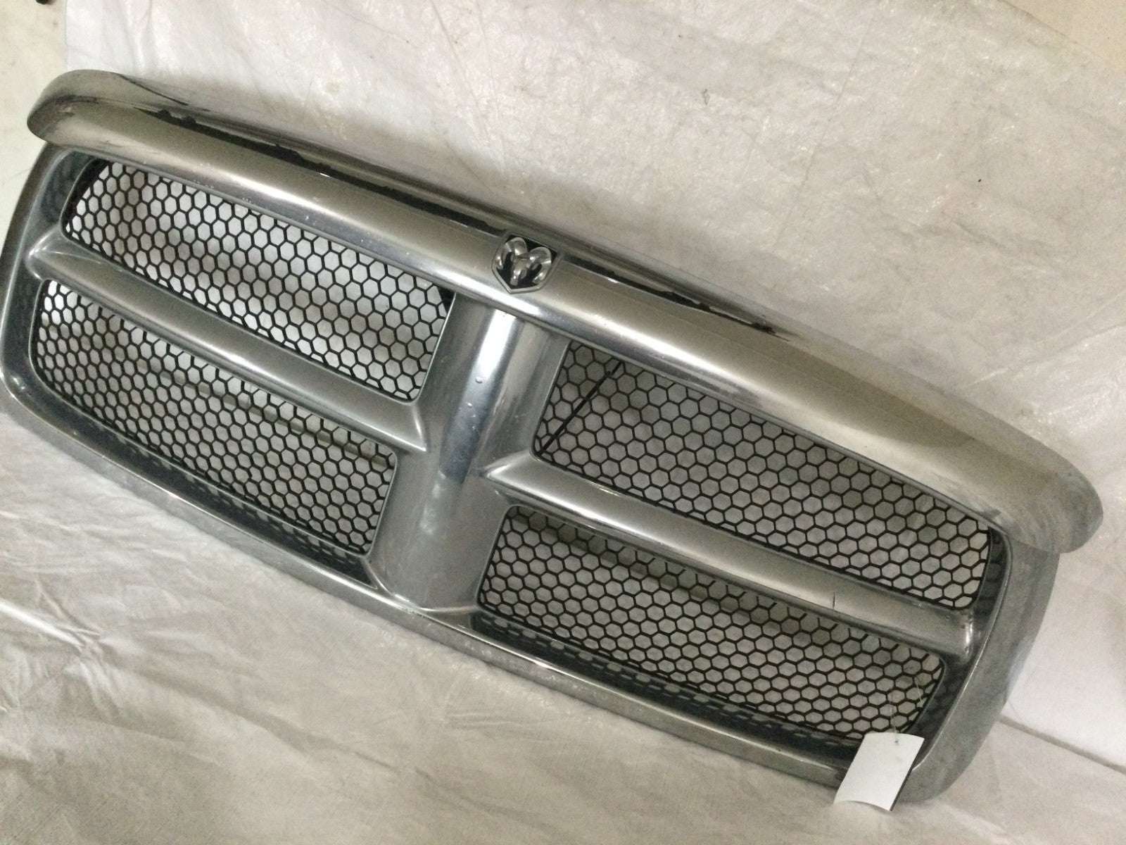 2005 Dodge Ram 1500 Grille OEM MINOR CHROME PEELING