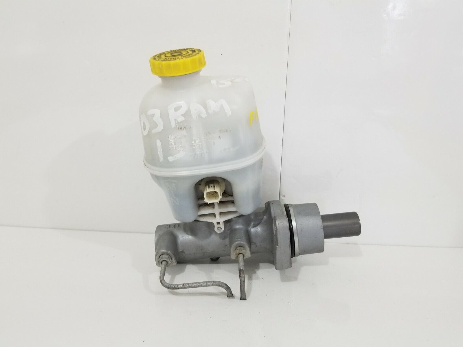 2003-2005 Dodge Ram 2500 Power Brake Master Cylinder W/ Reservoir Tank OEM 