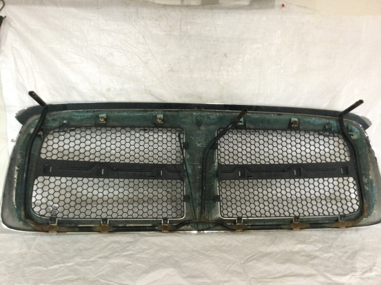 2005 Dodge Ram 1500 Grille OEM MINOR CHROME PEELING