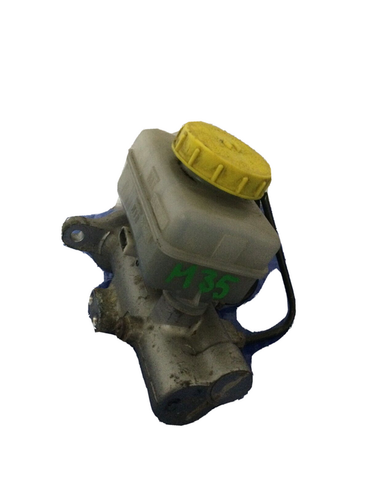 2001 Nissan Xterra Master Cylinder W/ Reservoir OEM