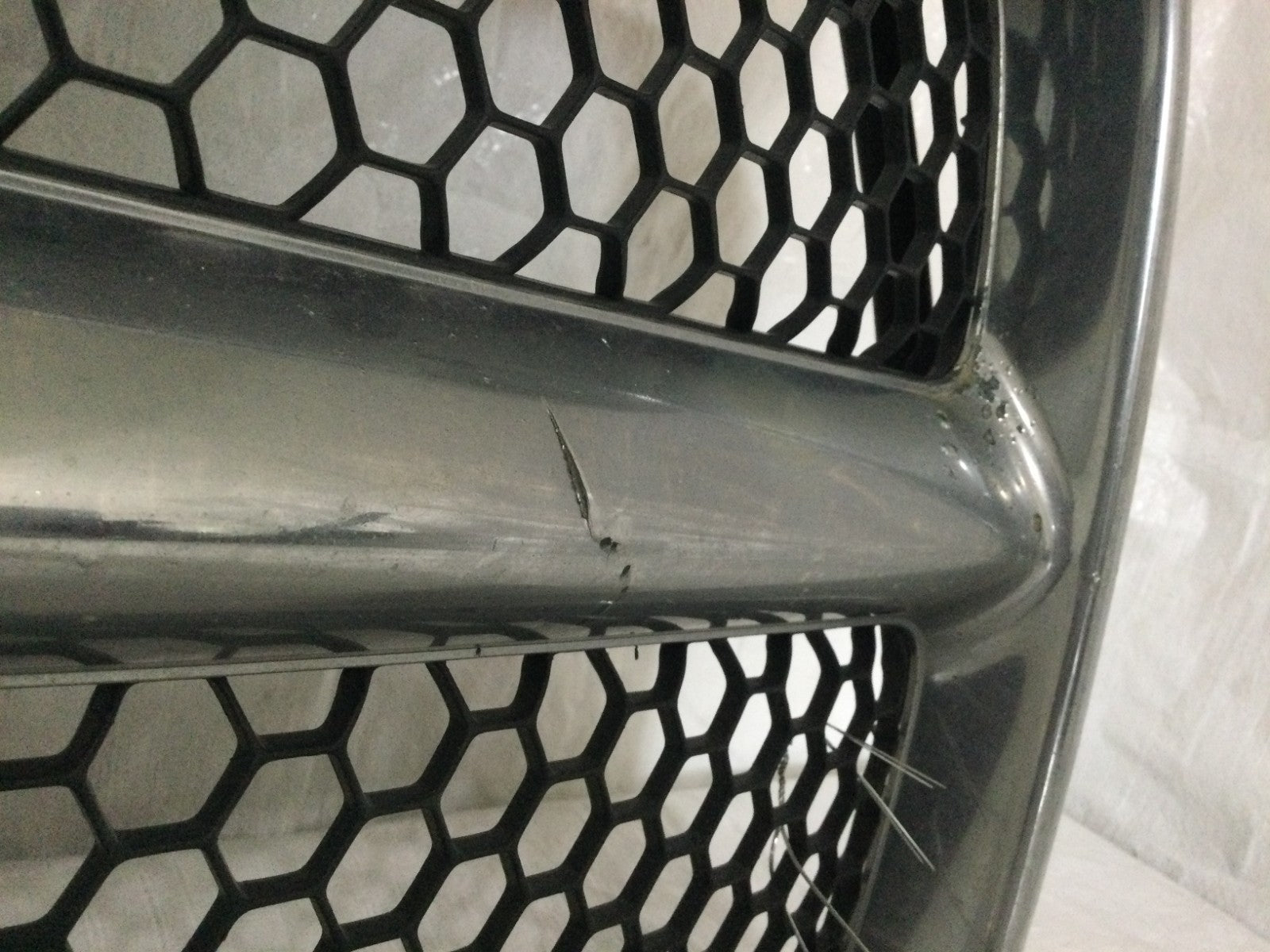 2005 Dodge Ram 1500 Grille OEM MINOR CHROME PEELING