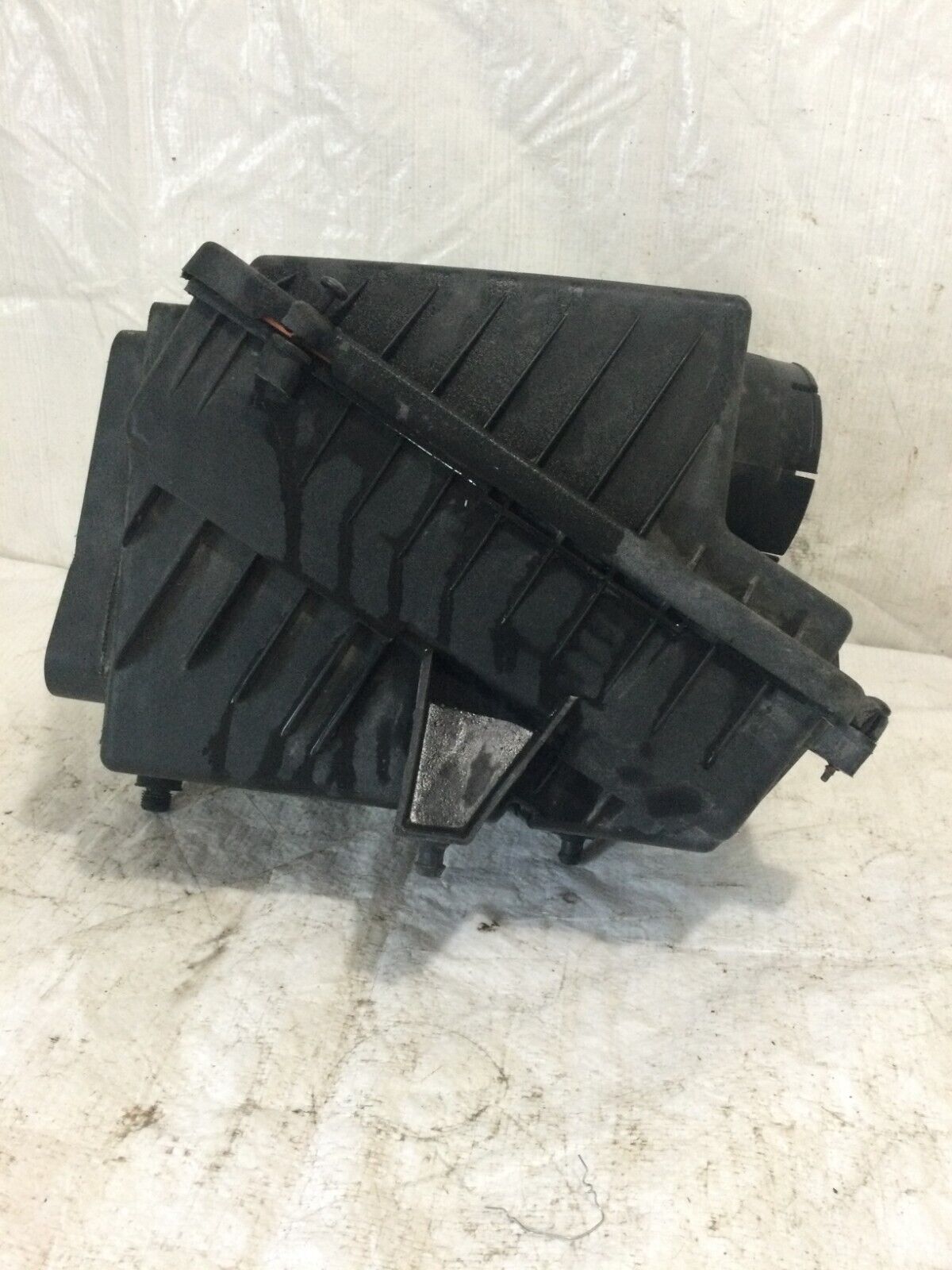 2007 Cadillac Esclade Air Box Cleaner Filter Assembly OEM