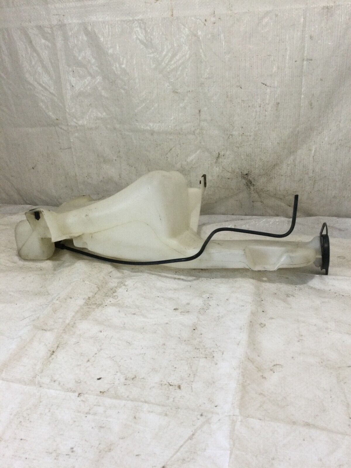 2004 Chevrolet Silverado 1500  Windshield Washer  Bottle  15073651 OEM