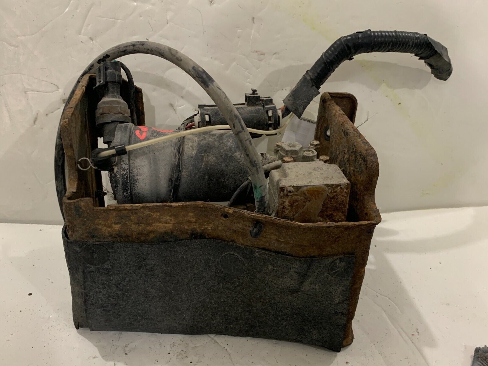 2002-2006 Cadillac Escalade Air Ride Suspension Compressor OEM