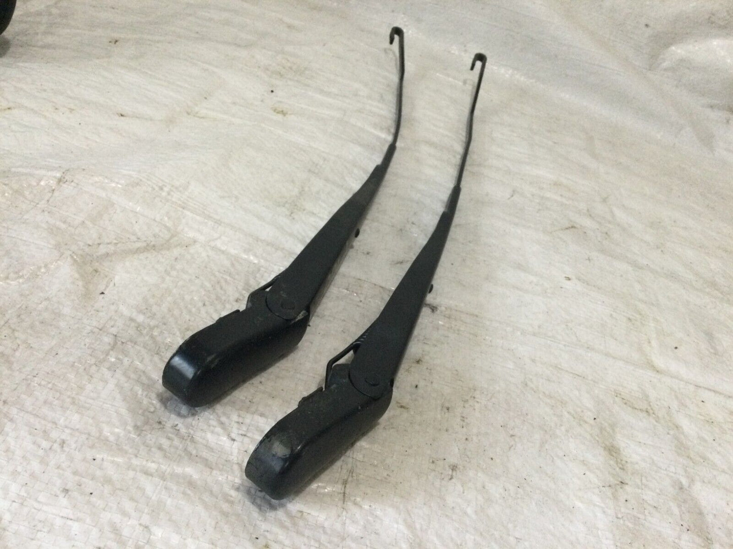 2005 Dodge Ram 1500 Front Wiper Arm Set  55077131AD  OEM