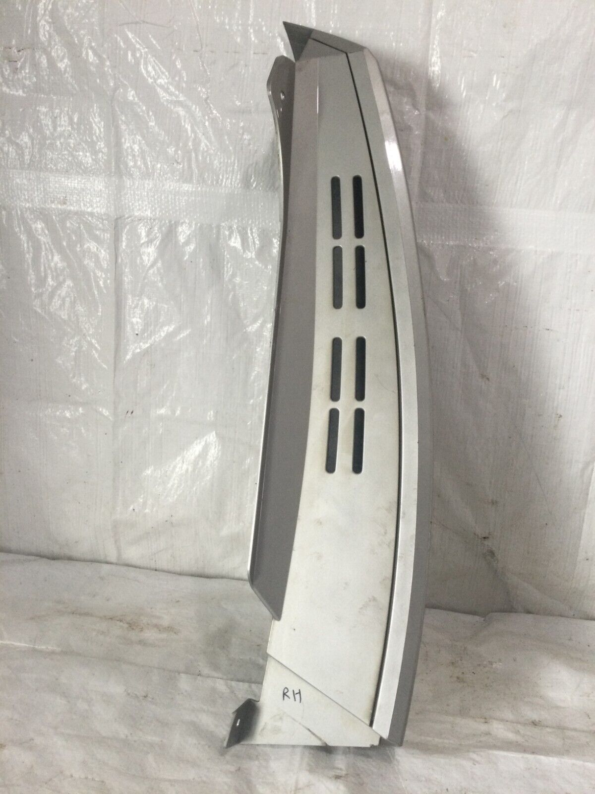 2007-2009 Cadillac Escalade ESV  Right Side Rear Hatch Moulding OEM 15791312