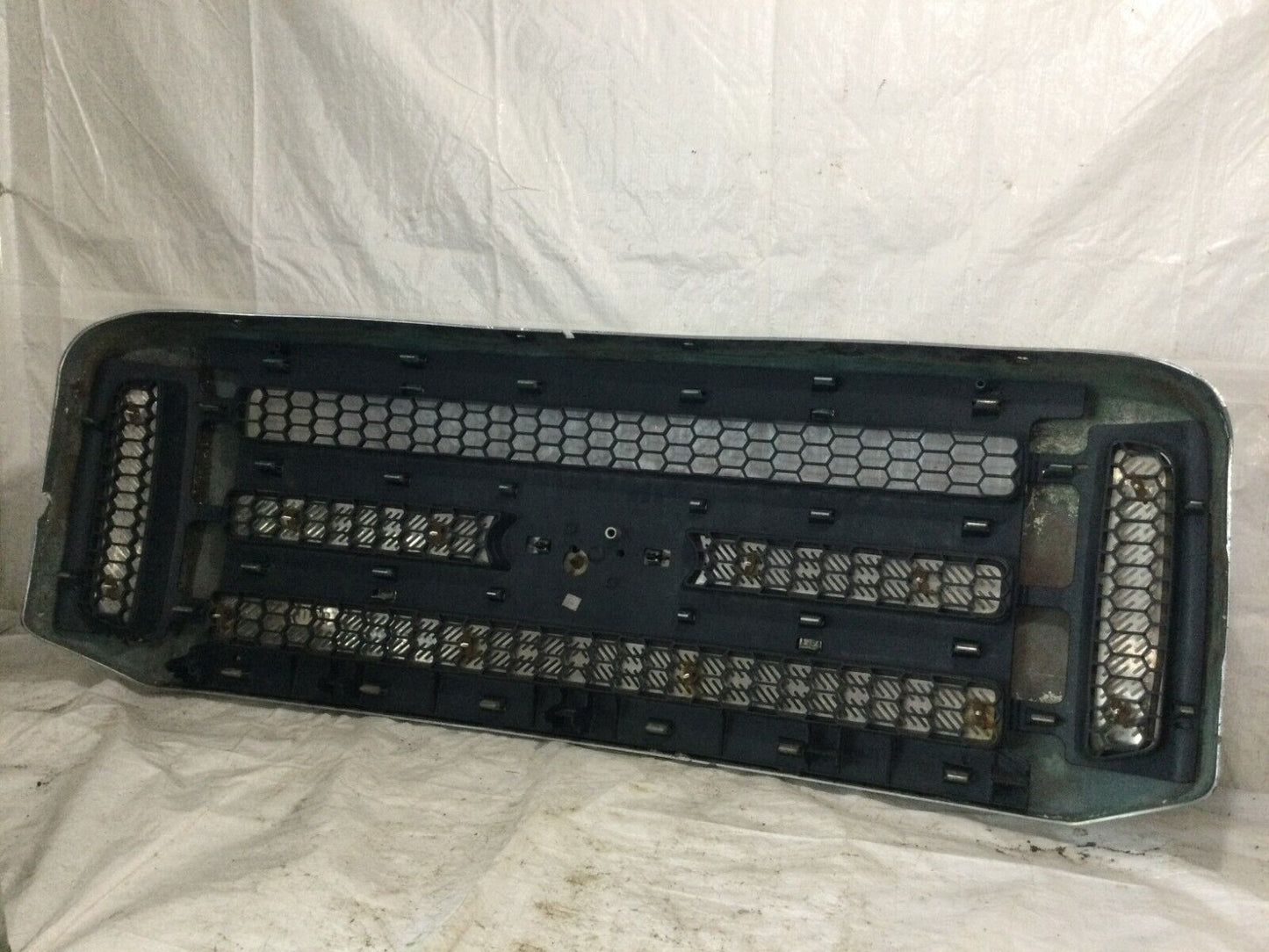 2005-2007 Ford F350SD Super Duty Black Grille OEM 6C34-8200-BAW ( DAMAGED )