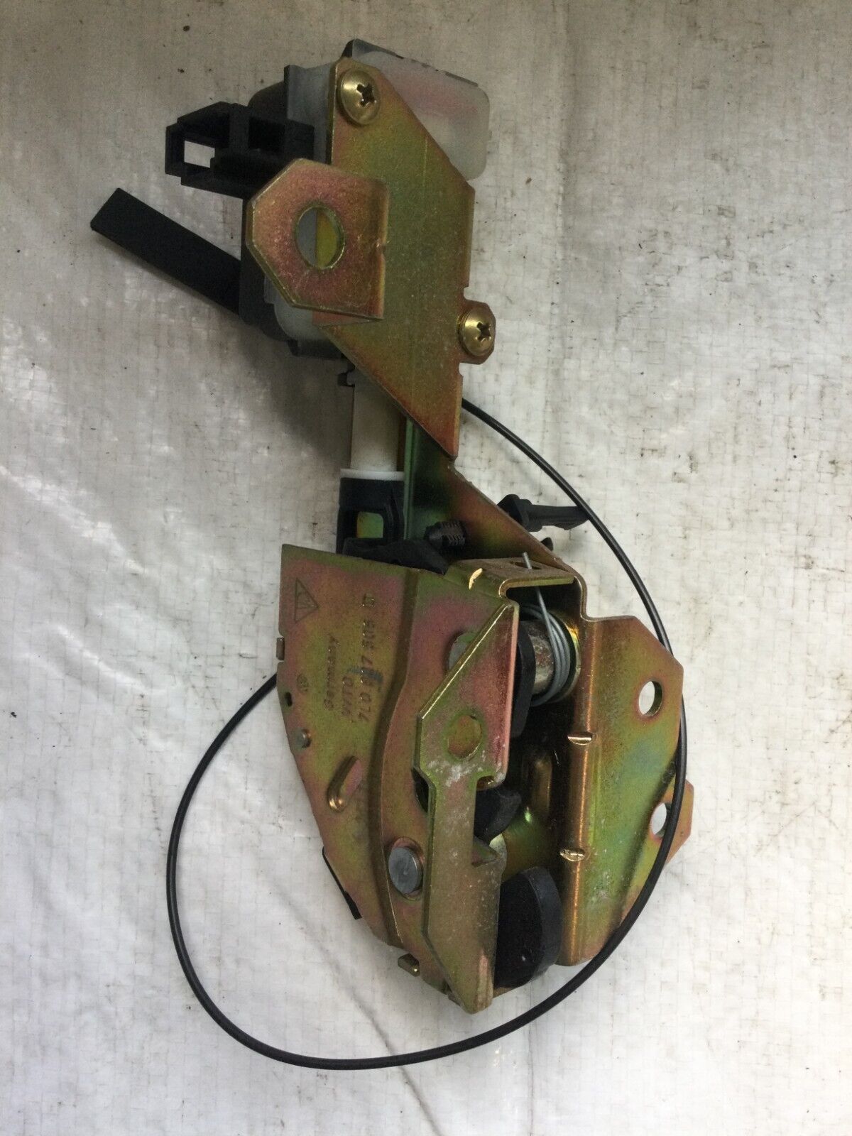 2004-2007 Volkswagen Touareg Trunk Latch  Lock Actuator 7L0827506D
