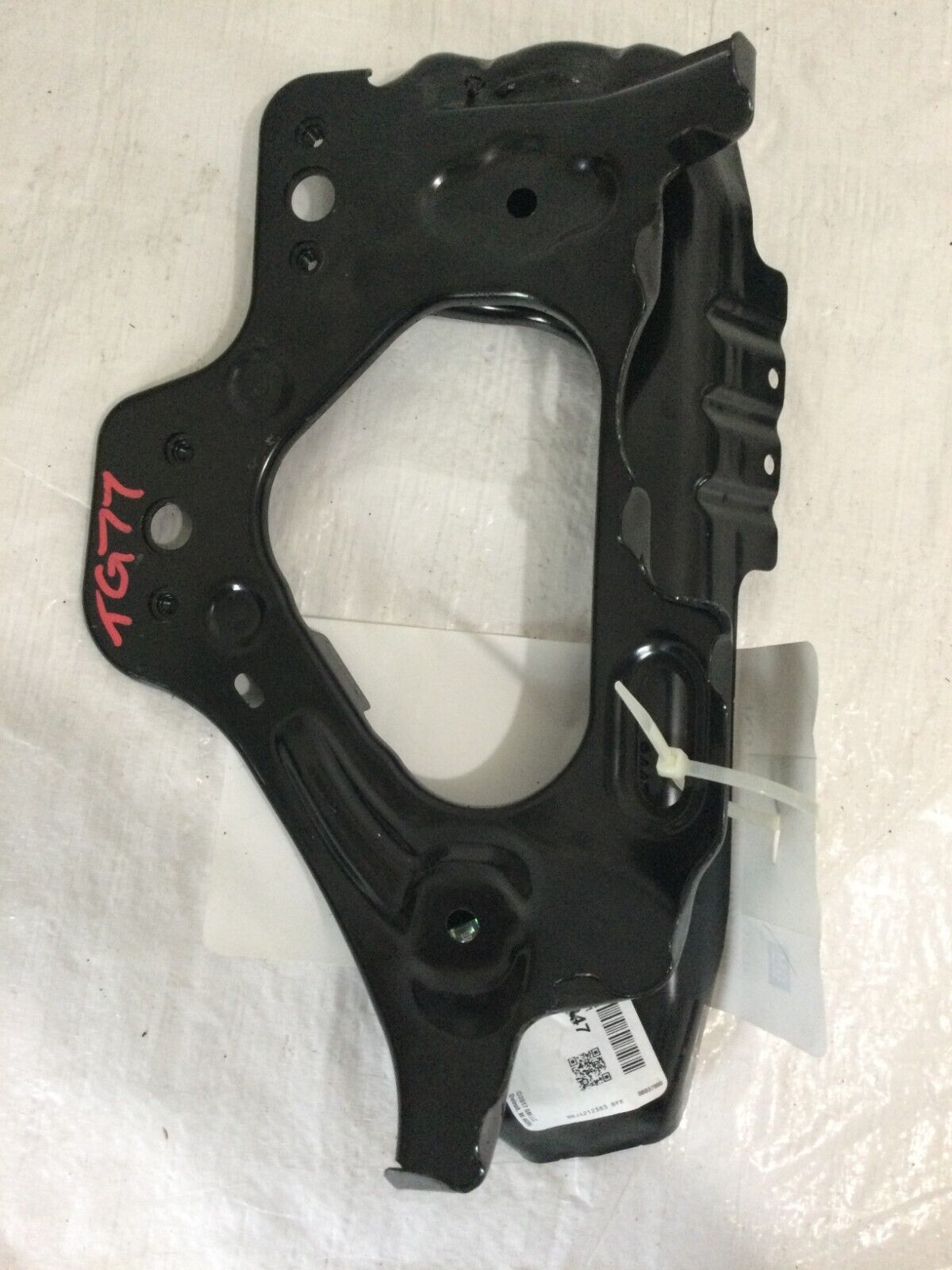 2019-2022 Chevrolet Silverado 1500 Left Front Bumper Bracket OEM 84476947