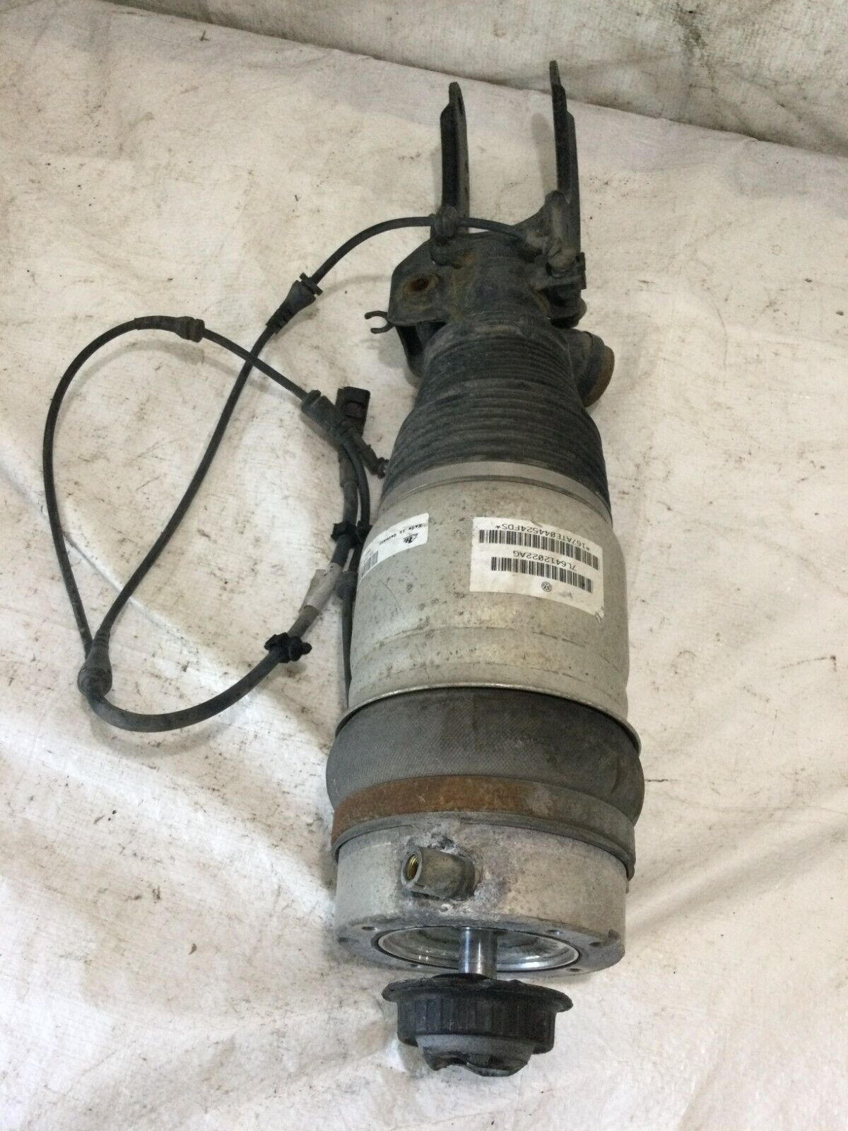 2007 Volkswagen Touareg Front Right Air Shock Strut Absorber 7L6412022AG OEM